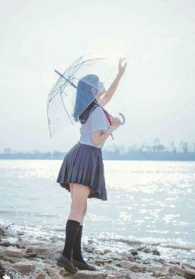 女子高中部的腰姿羽毛球策驰