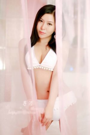 关秀媚三级露全乳视频在